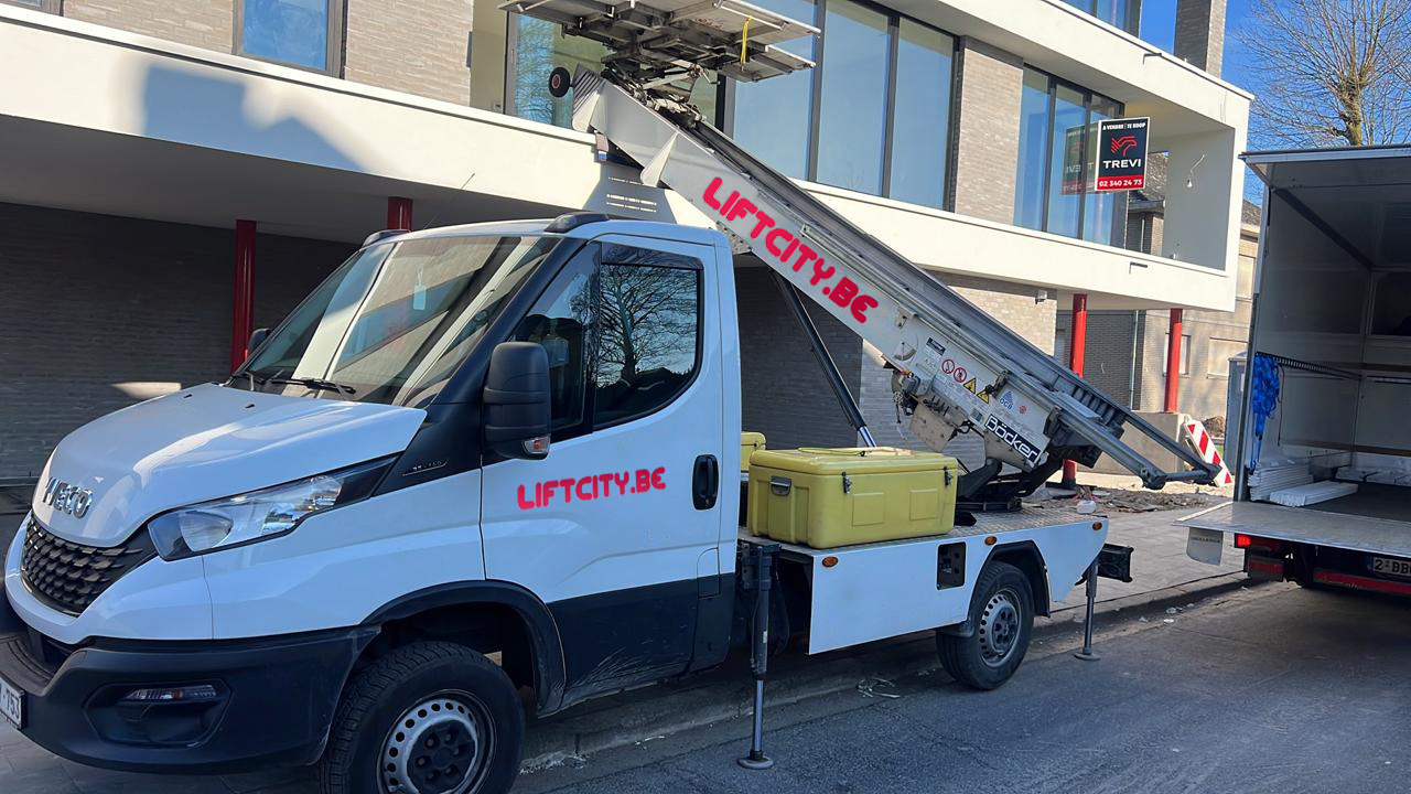 Camion de déménagement garé devant un bâtiment à Bruxelles