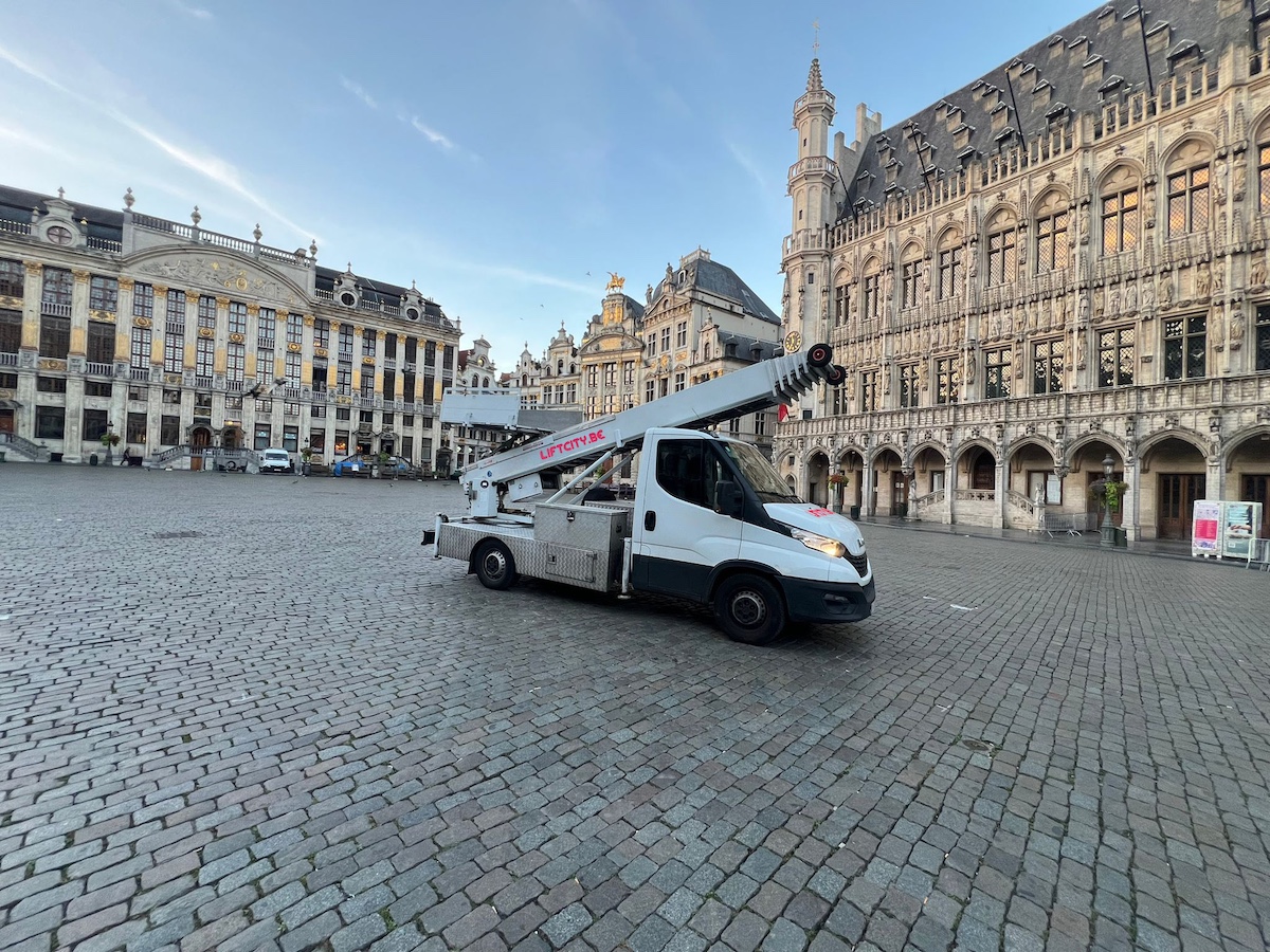 Verhuiswagen in smalle straat